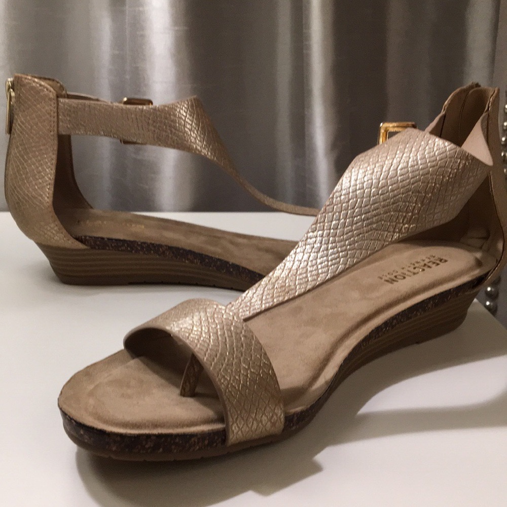 KENNETH COLE Reaction Thong Sandals Size 9.5 New